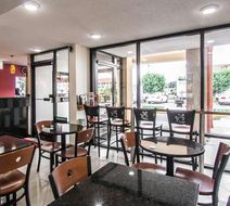 Econo Lodge Inn and Suites Memphis East Lobby