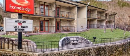 Econo Lodge Inn & Suites on the River Exterior