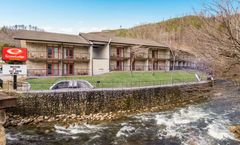 Econo Lodge Inn & Suites on the River