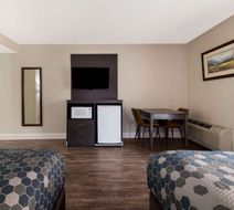 Econo Lodge Inn & Suites on the River Room
