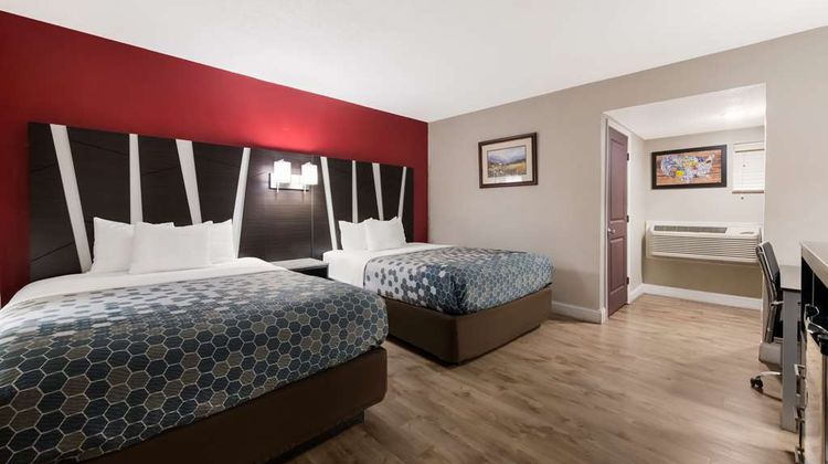 Econo Lodge Inn & Suites on the River Room