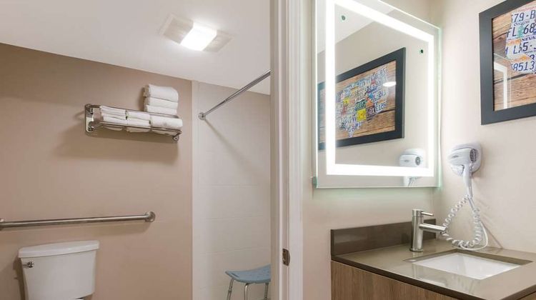 Econo Lodge Inn & Suites on the River Room