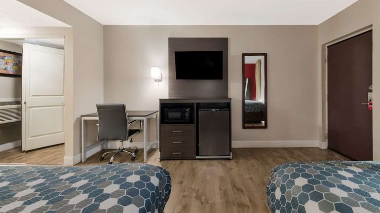 Econo Lodge Inn & Suites on the River Room