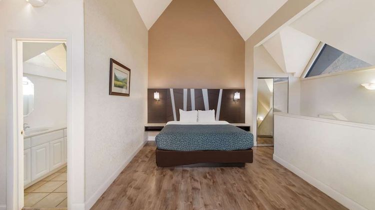 Econo Lodge Inn & Suites on the River Suite