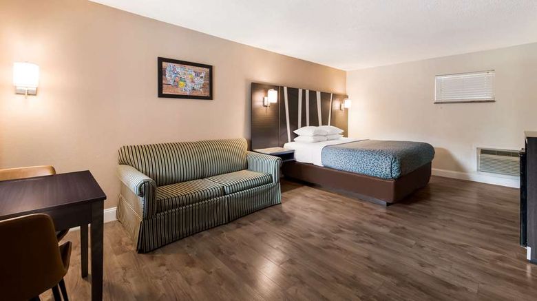 <b>Econo Lodge Inn & Suites on the River Suite</b>. Images powered by <a href="https://iceportal.shijigroup.com/" title="IcePortal" target="_blank">IcePortal</a>.