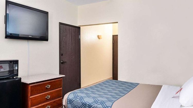 Econo Lodge Inn and Suites Shelbyville Room