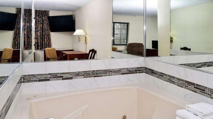 Econo Lodge Inn and Suites Shelbyville Room