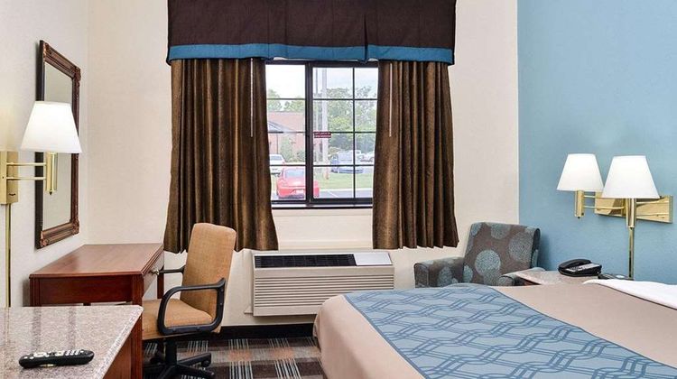 Econo Lodge Inn and Suites Shelbyville Room