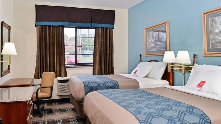 Econo Lodge Inn and Suites Shelbyville Room