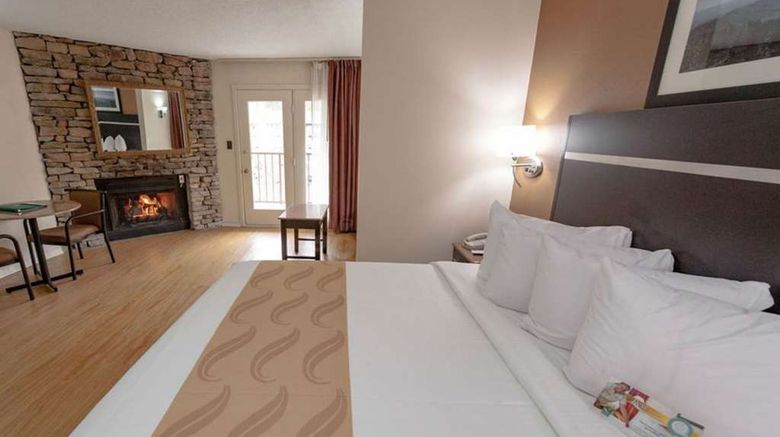 <b>Quality Inn & Suites Gatlinburg Suite</b>. Images powered by <a href="https://iceportal.shijigroup.com/" title="IcePortal" target="_blank">IcePortal</a>.