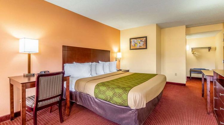 Econo Lodge Rocky Top Room