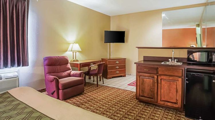 Econo Lodge Inn & Suites Ripley Suite