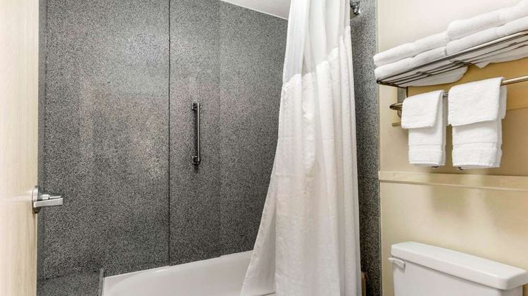 Quality Inn Memphis Airport Room