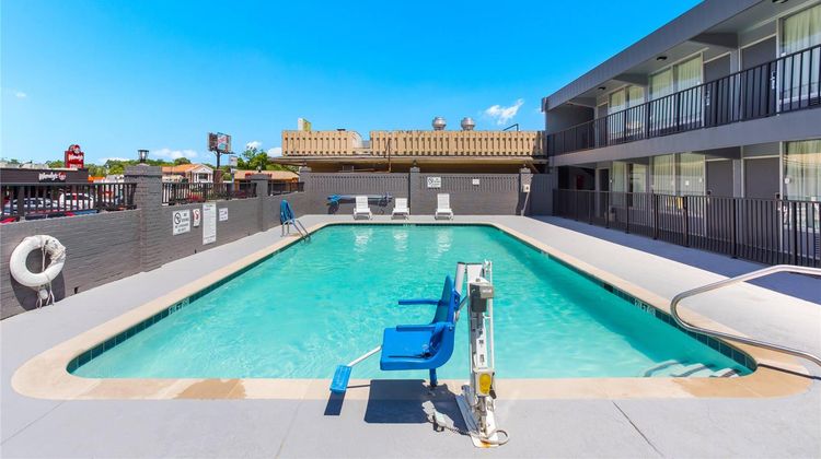 Econo Lodge Gallatin Pool