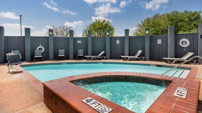 <b>Comfort Suites DFW Airport Pool</b>. Images powered by <a href="https://iceportal.shijigroup.com/" title="IcePortal" target="_blank">IcePortal</a>.