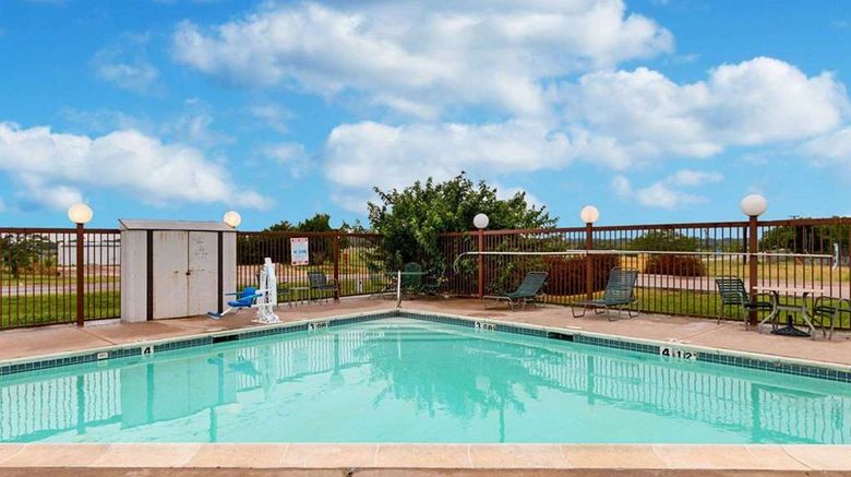 <b>Econo Lodge Hillsboro Pool</b>. Images powered by <a href="https://iceportal.shijigroup.com/" title="IcePortal" target="_blank">IcePortal</a>.
