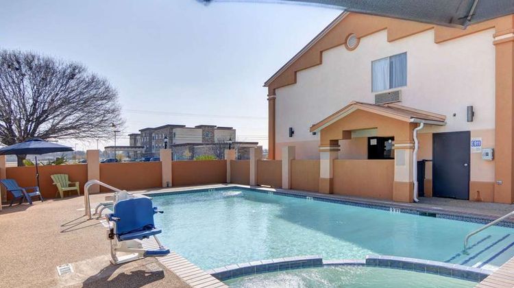 Quality Inn Forest Hill Pool