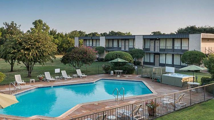 Quality Inn Ennis Pool