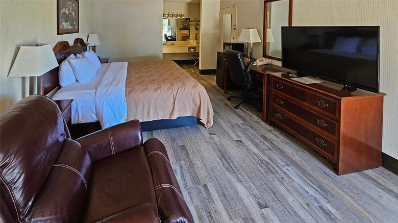 <b>Quality Inn Ennis Room</b>. Images powered by <a href="https://iceportal.shijigroup.com/" title="IcePortal" target="_blank">IcePortal</a>.