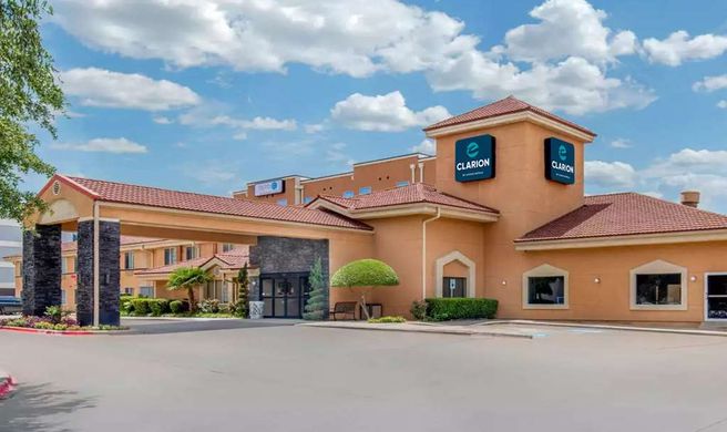 Clarion Inn & Suites DFW North Exterior