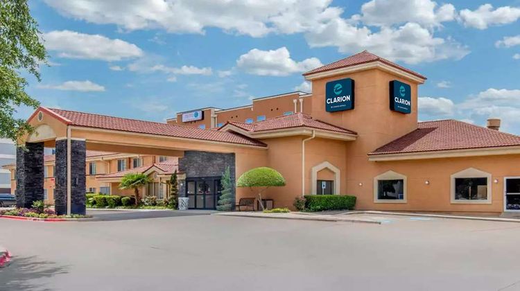 Clarion Inn & Suites DFW North Exterior
