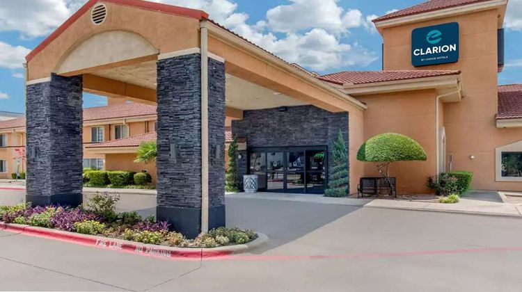 Clarion Inn & Suites DFW North Exterior