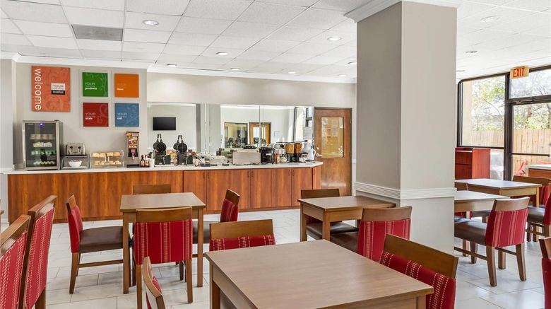<b>Comfort Stes Bush Intercontinental Airpt Restaurant</b>. Images powered by <a href="https://iceportal.shijigroup.com/" title="IcePortal" target="_blank">IcePortal</a>.