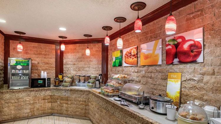 Quality Suites North/Galleria Restaurant