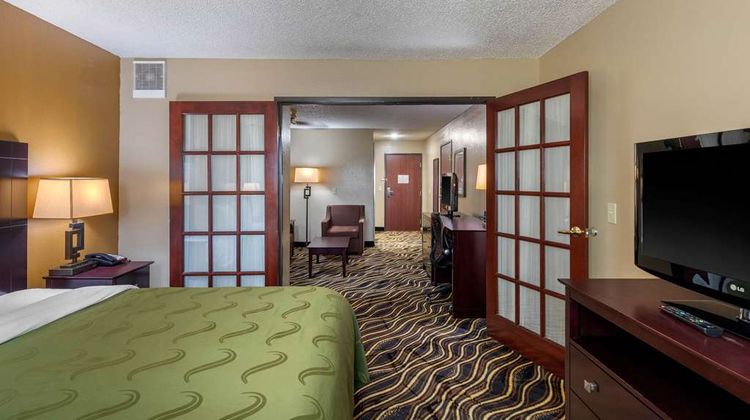 Quality Suites North/Galleria Suite