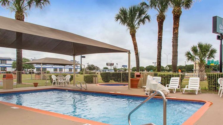 Quality Inn & Suites near AT&T Center Pool