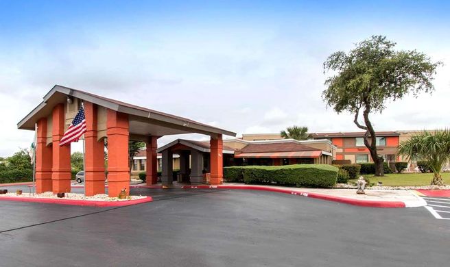 Quality Inn & Suites near AT&T Center Exterior