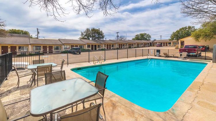 Econo Lodge Pool