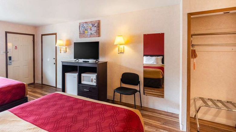 <b>Econo Lodge Room</b>. Images powered by <a href="https://iceportal.shijigroup.com/" title="IcePortal" target="_blank">IcePortal</a>.