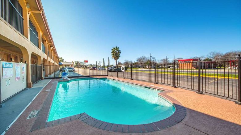 <b>Econo Lodge Pool</b>. Images powered by <a href="https://iceportal.shijigroup.com/" title="IcePortal" target="_blank">IcePortal</a>.