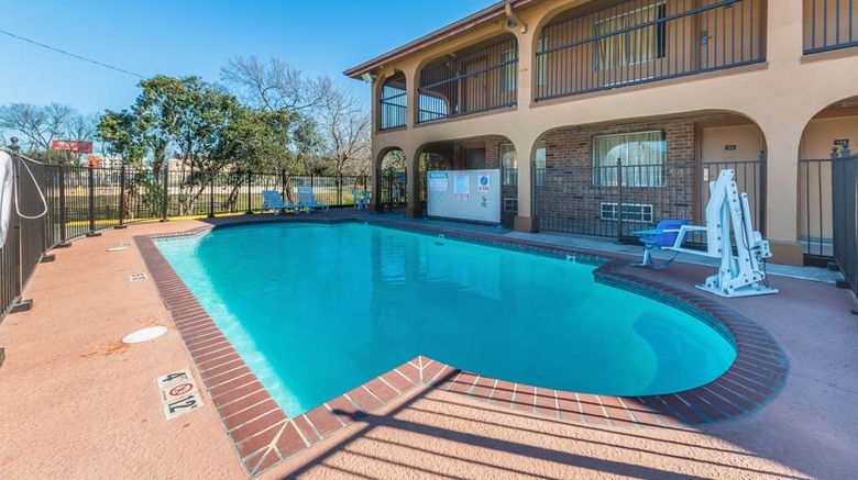 <b>Econo Lodge Pool</b>. Images powered by <a href="https://iceportal.shijigroup.com/" title="IcePortal" target="_blank">IcePortal</a>.
