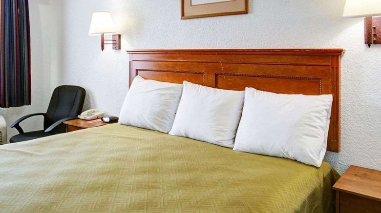 <b>Econo Lodge Room</b>. Images powered by <a href="https://iceportal.shijigroup.com/" title="IcePortal" target="_blank">IcePortal</a>.