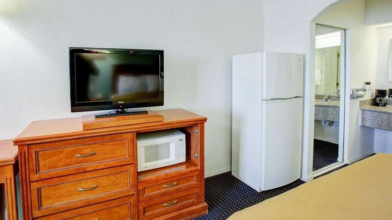 <b>Econo Lodge Room</b>. Images powered by <a href="https://iceportal.shijigroup.com/" title="IcePortal" target="_blank">IcePortal</a>.