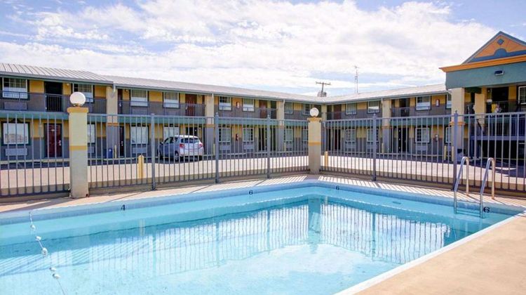 Econo Lodge Pool