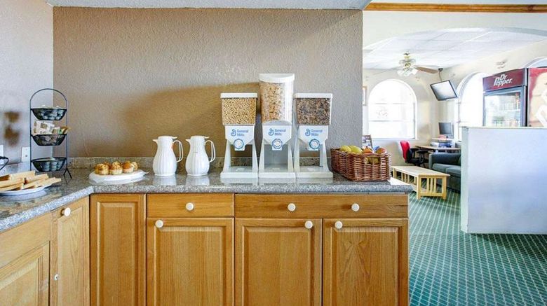 <b>Econo Lodge Restaurant</b>. Images powered by <a href="https://iceportal.shijigroup.com/" title="IcePortal" target="_blank">IcePortal</a>.