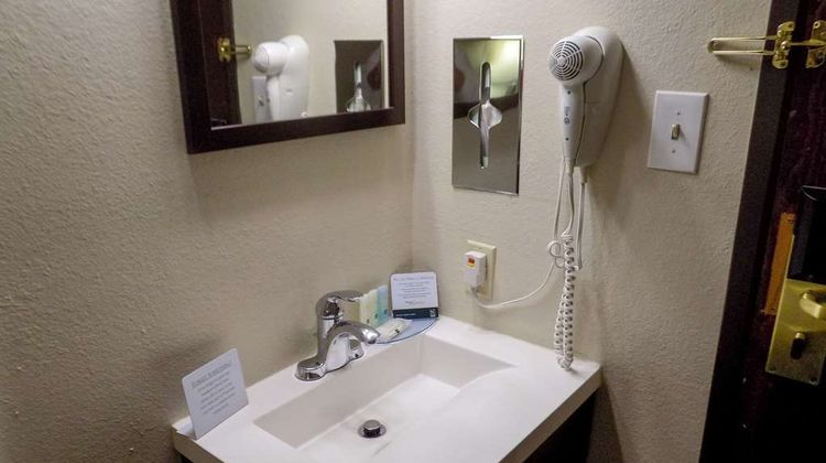 Quality Inn & Suites DFW Dallas Airport Room