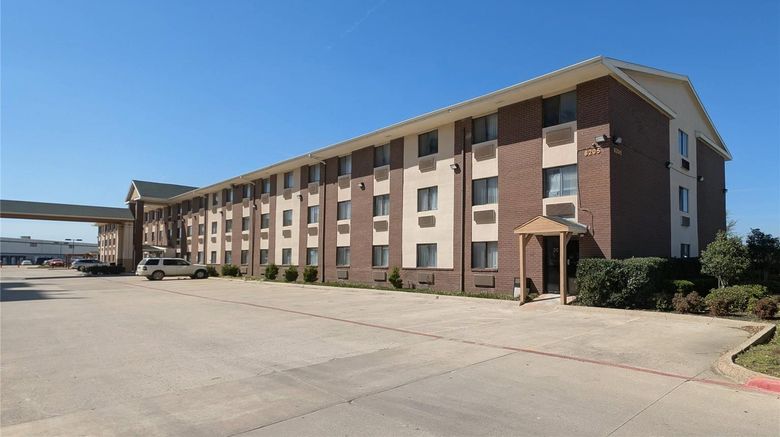 <b>Quality Inn & Suites DFW Dallas Airport Exterior</b>. Images powered by <a href="https://iceportal.shijigroup.com/" title="IcePortal" target="_blank">IcePortal</a>.