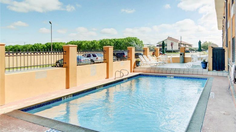 <b>Quality Inn & Suites DFW Dallas Airport Pool</b>. Images powered by <a href="https://iceportal.shijigroup.com/" title="IcePortal" target="_blank">IcePortal</a>.
