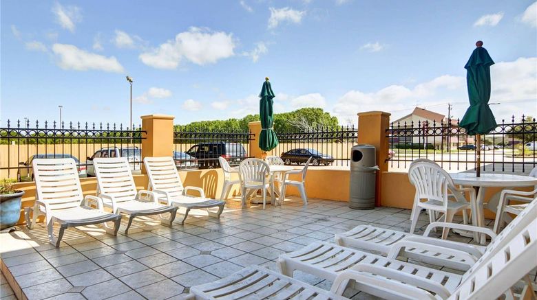 <b>Quality Inn & Suites DFW Dallas Airport Pool</b>. Images powered by <a href="https://iceportal.shijigroup.com/" title="IcePortal" target="_blank">IcePortal</a>.