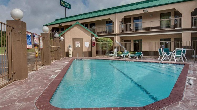 Quality Inn Mount Pleasant Pool