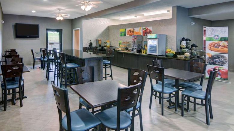 <b>Quality Inn and Suites Grand Prairie South Restaurant</b>. Images powered by <a href="https://iceportal.shijigroup.com/" title="IcePortal" target="_blank">IcePortal</a>.