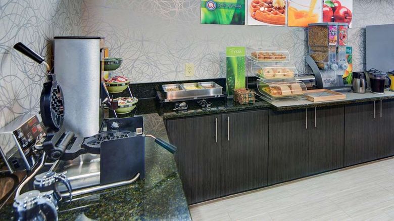 <b>Quality Inn and Suites Grand Prairie South Restaurant</b>. Images powered by <a href="https://iceportal.shijigroup.com/" title="IcePortal" target="_blank">IcePortal</a>.