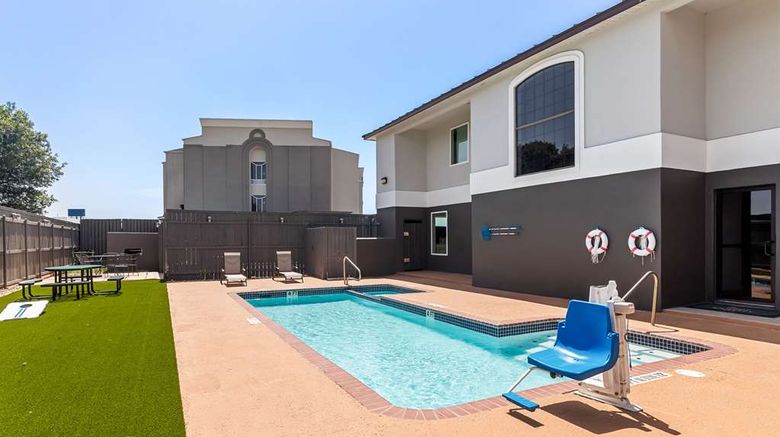 <b>Quality Inn Pool</b>. Images powered by <a href="https://iceportal.shijigroup.com/" title="IcePortal" target="_blank">IcePortal</a>.