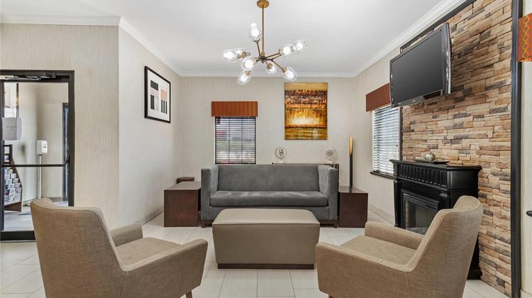 Quality Inn and Suites Beaumont Lobby