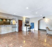 Quality Suites Austin South St Elmo District Lobby