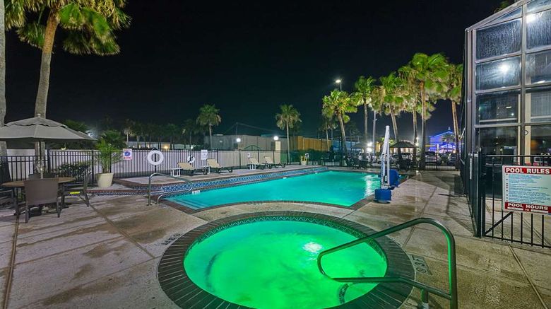 <b>Comfort Suites Pool</b>. Images powered by <a href="https://iceportal.shijigroup.com/" title="IcePortal" target="_blank">IcePortal</a>.